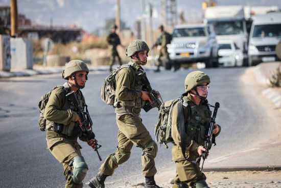 القوات الإسرائيلية تعتقل 15 فلسطينياً بالضفة الغربية