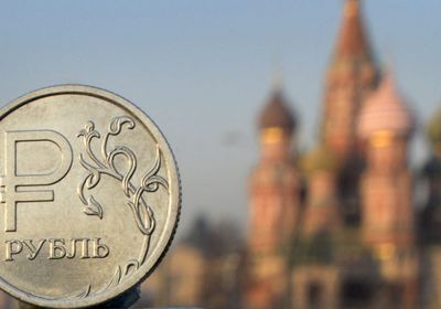 البنك المركزي الروسي يرفع سعر الروبل