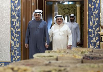 رئيس الإمارات يزور ملك البحرين بمقر إقامته في أبوظبي
