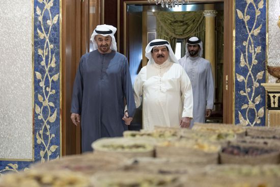 رئيس الإمارات يزور ملك البحرين بمقر إقامته في أبوظبي