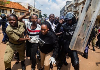 الشرطة تنتشر بكثافة في العاصمة الأوغندية وتوقف قادة الاحتجاجات