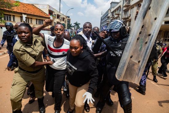 الشرطة تنتشر بكثافة في العاصمة الأوغندية وتوقف قادة الاحتجاجات