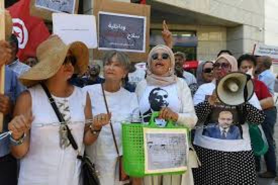 تظاهرة لعائلات معارضين مسجونين في تونس
