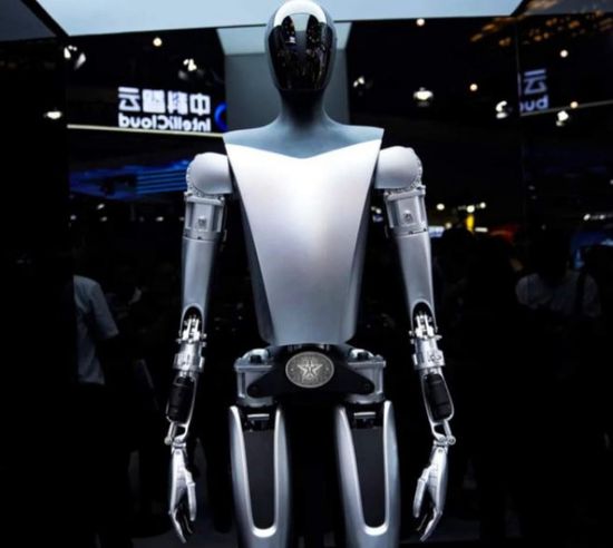 تسلا تنتج روبوتات شبيهة بالبشر في عام 2025