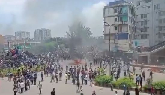 الطلاب يهددون باستئناف التظاهرات في بنغلادش والحكومة تعيد الانترنت