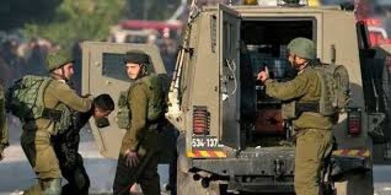 قوات الاحتلال تعتقل فلسطينيًا في طولكرم