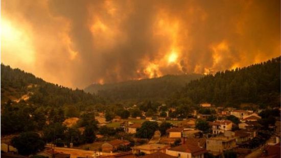 النيران تلتهم منازل وغابات في اليونان