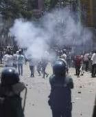 شرطة بنجلادش تطلق غازا مسيلا للدموع وقنابل صوت مع عودة المحتجين للشوارع