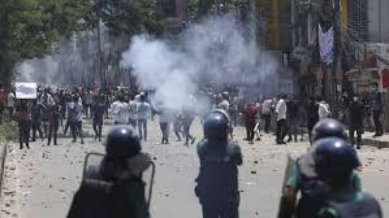 شرطة بنجلادش تطلق غازا مسيلا للدموع وقنابل صوت مع عودة المحتجين للشوارع