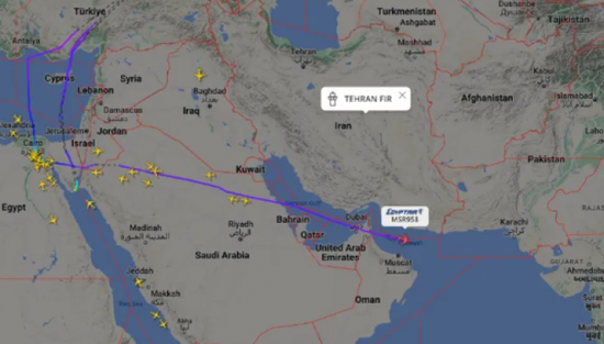 مصر تخطر طائراتها بتجنب المجال الإيراني