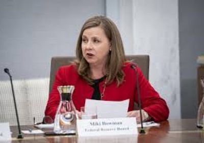 ميشيل بومان ترجح خفض الفائدة الأمريكية في المستقبل القريب