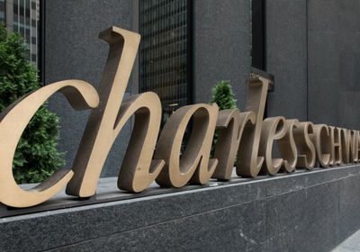 سهم "تشارلز شواب" يرتفع بدعم من زيادة قاعدة العملاء