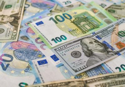 الدولار يتراجع لأدنى مستوى مقابل اليورو