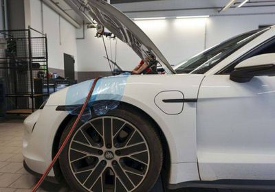 بورشه تعزز مكانتها في سوق البطاريات بشراكة مع فارتا