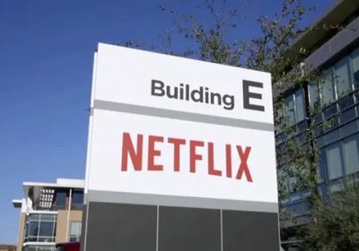 سهم "نتفليكس" يحلق بدعم من قفزة الإعلانات