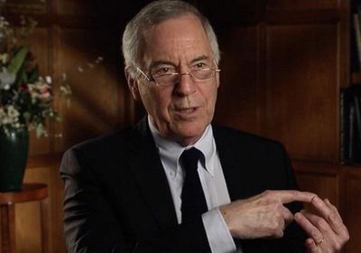 ستيف هانكي يدعو إلى شراء الذهب وسط ارتفاع أسعاره