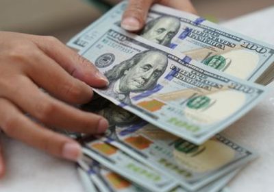 الدولار يقفز مدعومًا بعمليات شراء