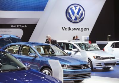 فولكس تتخلى عن تعهد حماية الوظائف وسهمها يهبط