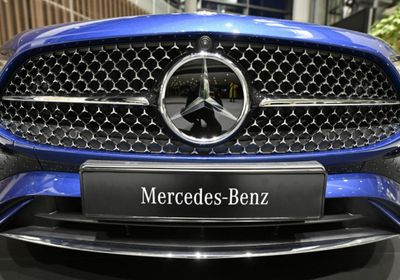 انخفاض سهم مرسيدس بعد تخفيض توقعات الأرباح