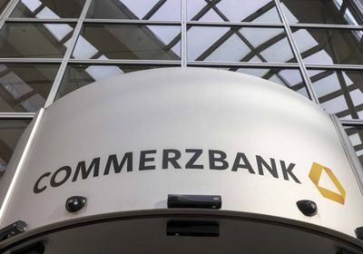 يوني كريديت يعزز قبضته على كومرتس بنك وسط جدل سياسي