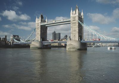 بريطانيا تتخلى عن التقشف مع تحذيرات بزيادة الضرائب