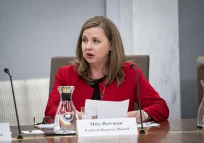 بومان تحذر من مخاطر خفض الفائدة وتتوقع موجة تضخم جديدة