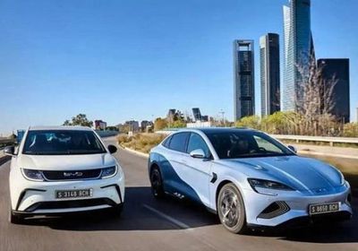 بكين تندد بحظر أمريكا للتكنولوجيا الصينية في السيارات