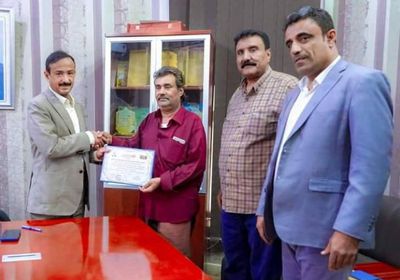 محافظ شبوة يكرم عدد من العاملين بمؤسسة الكهرباء