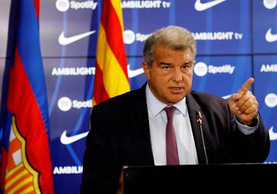 رئيس نادي برشلونة يعلن إيقاف التدهور المالي رغم الخسائر