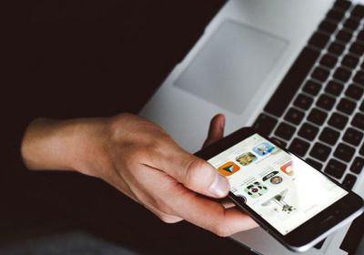 أسيموجلو يحذر من المبالغة في تقدير تأثير الذكاء الاصطناعي