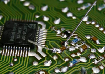 قيود أمريكية على الرقائق تهوي بسهمي "إنفيديا" و"إيه إم دي"