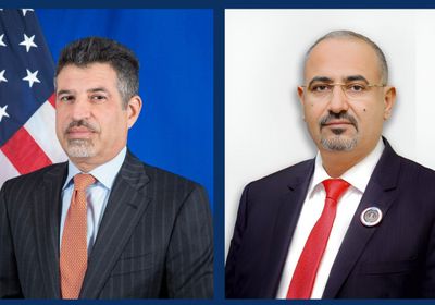 الرئيس الزُبيدي والسفير الأمريكي يبحثان تداعيات اعتقال الحوثي لموظفين أممين