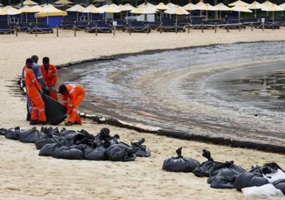 احتواء تسرب نفطي كبير في سنغافورة