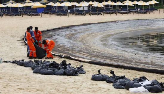 احتواء تسرب نفطي كبير في سنغافورة