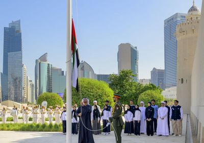 الشيخ محمد بن زايد يرفع علم الإمارات على سارية قصر الحصن في أبوظبي