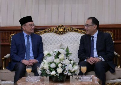 رئيس الوزراء المصري يستقبل نظيره الماليزي بمطار القاهرة