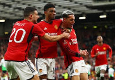 يونايتد يسحق ليستر سيتي بثلاثية في وداع المدرب المؤقت فان نيستلروي