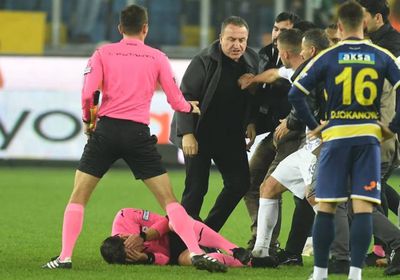 ناد تركي يدافع عن رئيسه السابق بعد الحكم عليه بالسجن