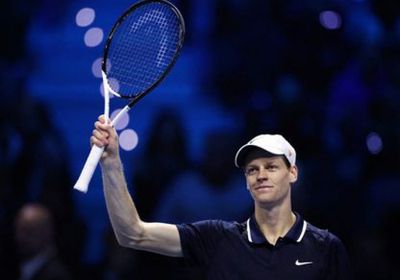 سينر يهزم فريتز ويفوز بالبطولة الختامية لموسم لاعبي التنس