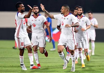 الشارقة يتصدر الدوري بالفوز على النصر وتعادل شباب الأهلي مع كلباء