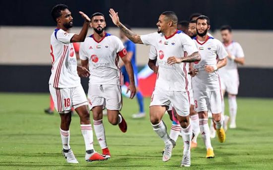 الشارقة يتصدر الدوري بالفوز على النصر وتعادل شباب الأهلي مع كلباء