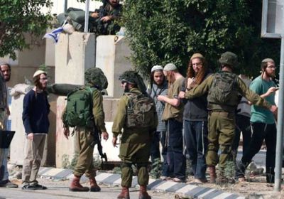 مستوطنون يعتدون على قائد جيش إسرائيلي بالخليل
