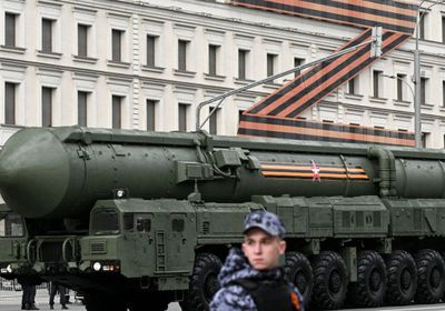 أوكرانيا تفحص حطام صاروخ باليستي روسي جديد