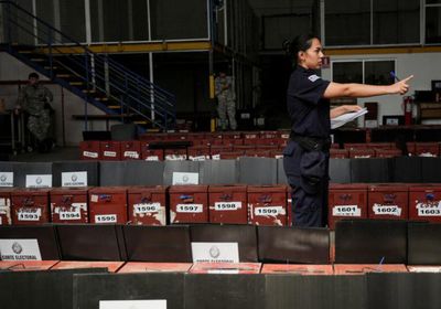 أوروجواي تختار رئيسها في جولة إعادة شديدة التنافس