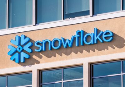 سهم سنوفليك يرتفع 19% وتتوقع إيرادات بـ 911 مليون دولار