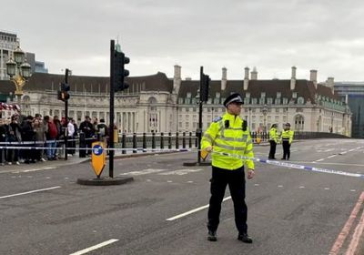 الشرطة البريطانية: إغلاق جسر ويستمنستر جراء حادث طعن في قلب لندن