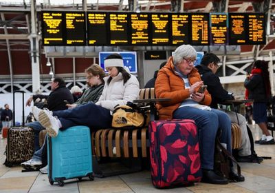 تعطل حركة السفر في بريطانيا مع استمرار تداعيات العاصفة بيرت