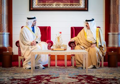ملك البحرين يستقبل عبدالله بن زايد في قصر الصافرية