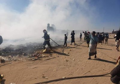 إخماد حريق بجوار سوق القات غربي عتق