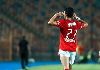 إيقاف طاهر لاعب الأهلي بعد الإنذار الثالث